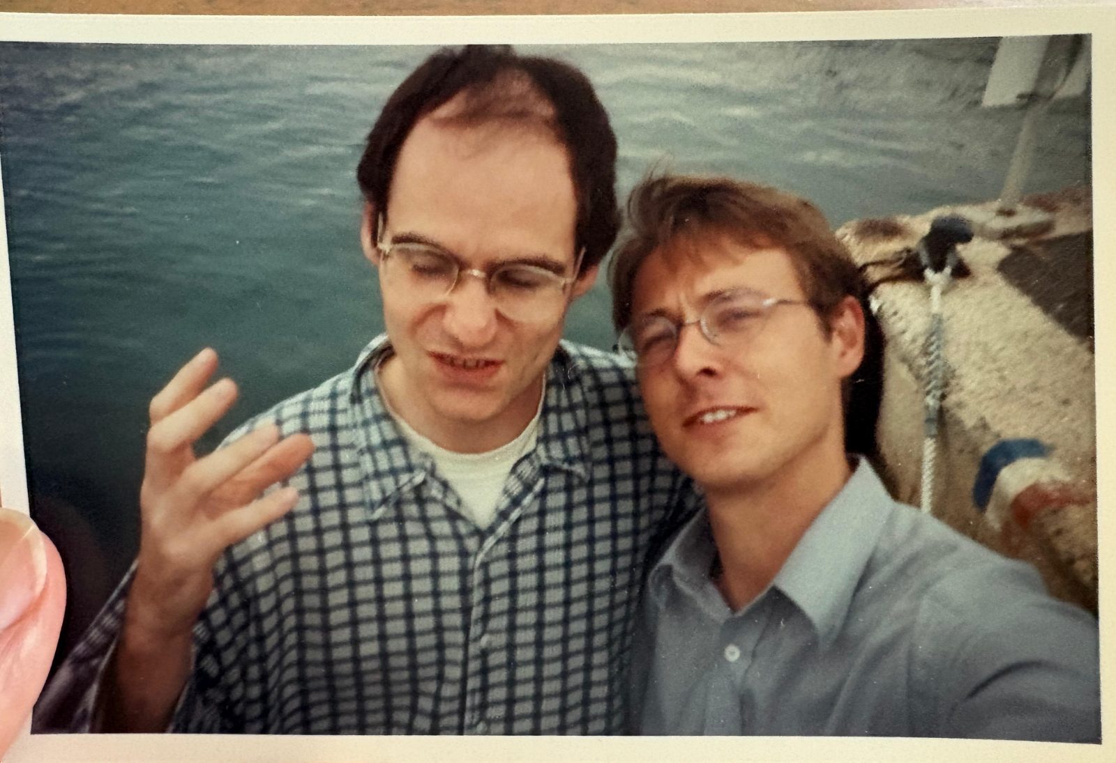 A print from the thesis years: Nicolas Boitout and Thierry Delahaut
                          side by side on a quayside, the sea behind them and a moored line
                          at the right.